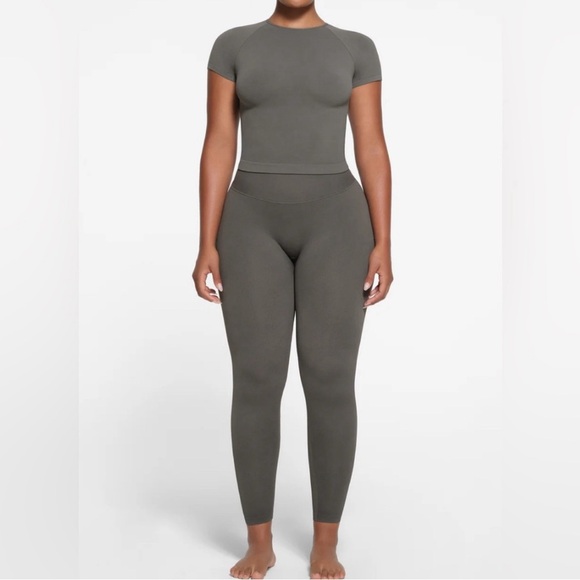 Skims NWT Fits Everybody Short Sleeve T-Shirt Multiple Sizes - Picture 6 of 6